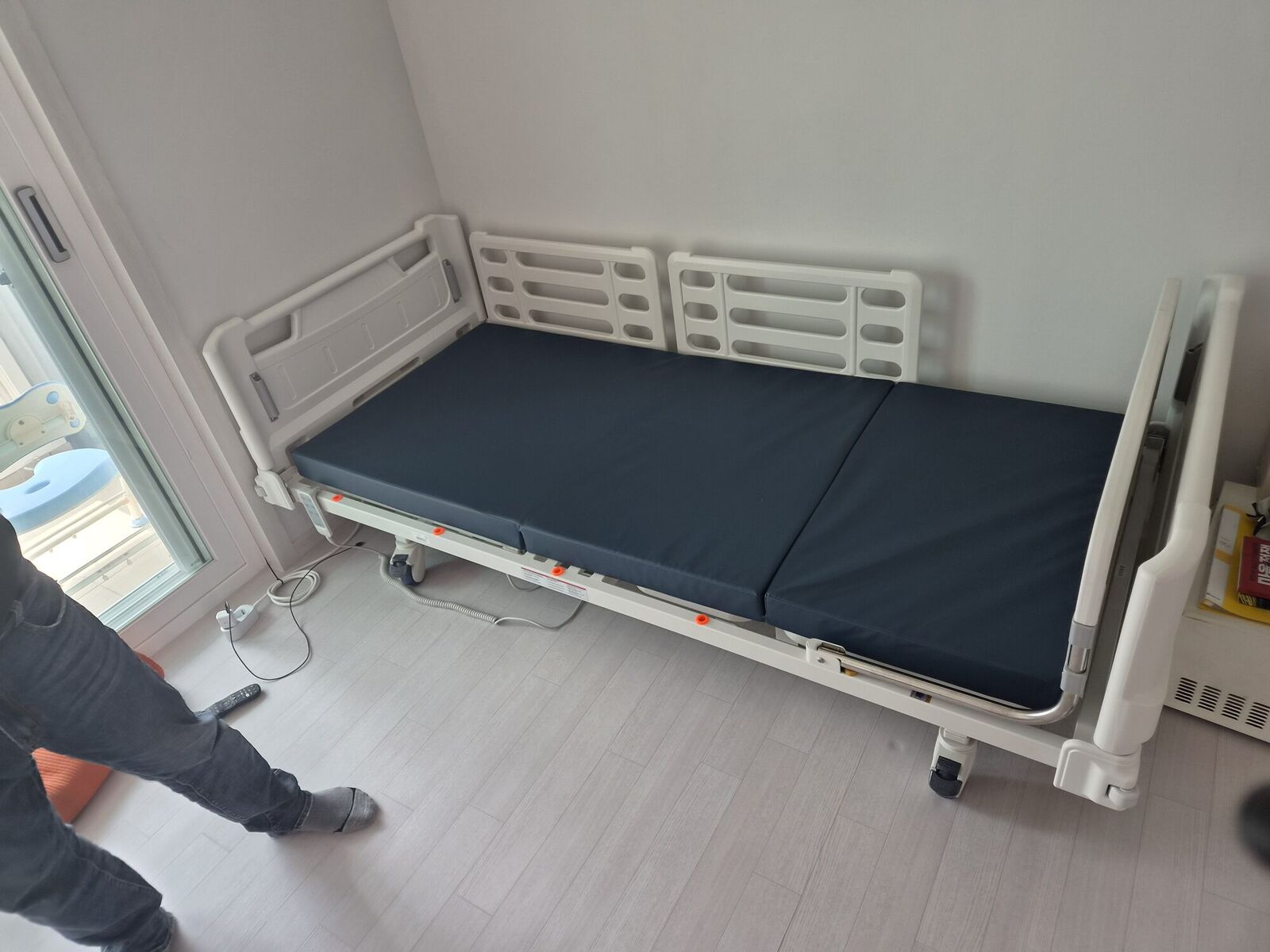 영도구 재가복지와 함께 안내하는 복지용구 참고사진 - 밝은 방에 설치된 안전난간 전동침대