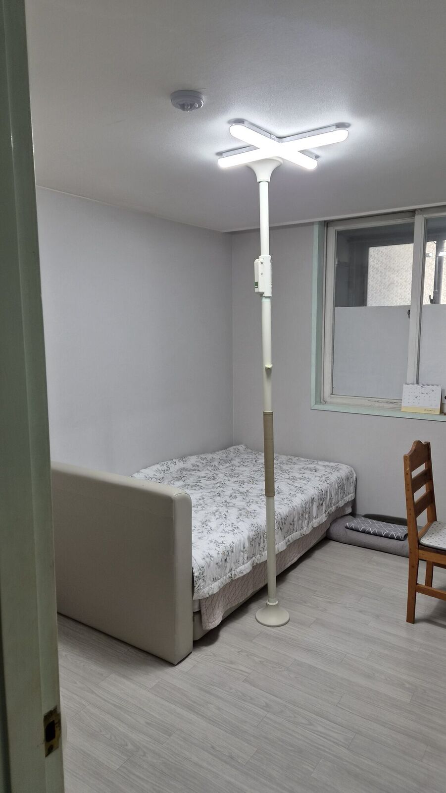 동래 재가복지와 함께 안내하는 복지용구 참고사진 - 침대 옆 바닥과 천장 사이에 고정한 기둥형 안전손잡이