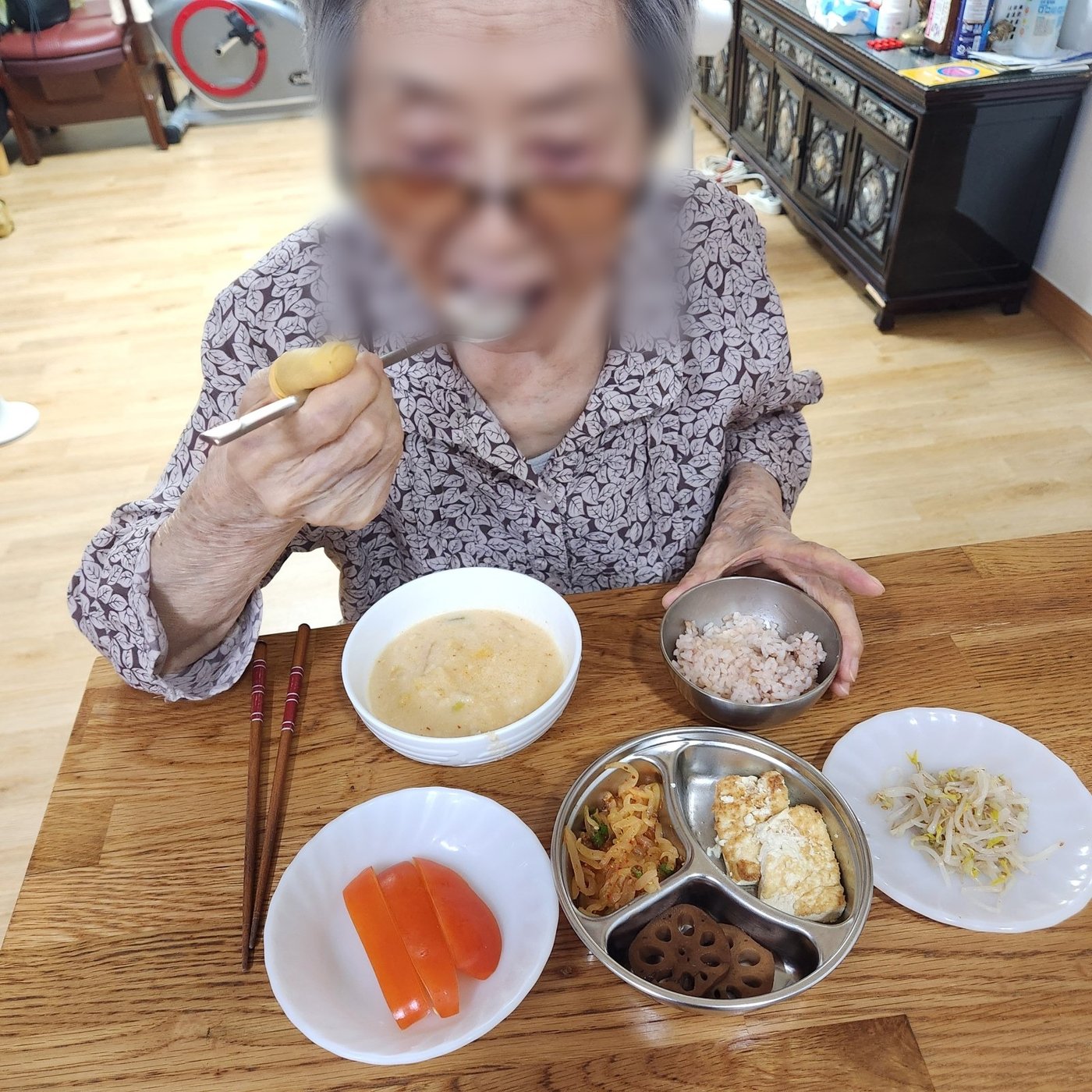 식사 도움을 받으며 식사하는 어르신